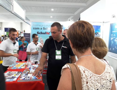 Com estande lotado, Schultz apresenta novidades a agentes no Salão de Turismo